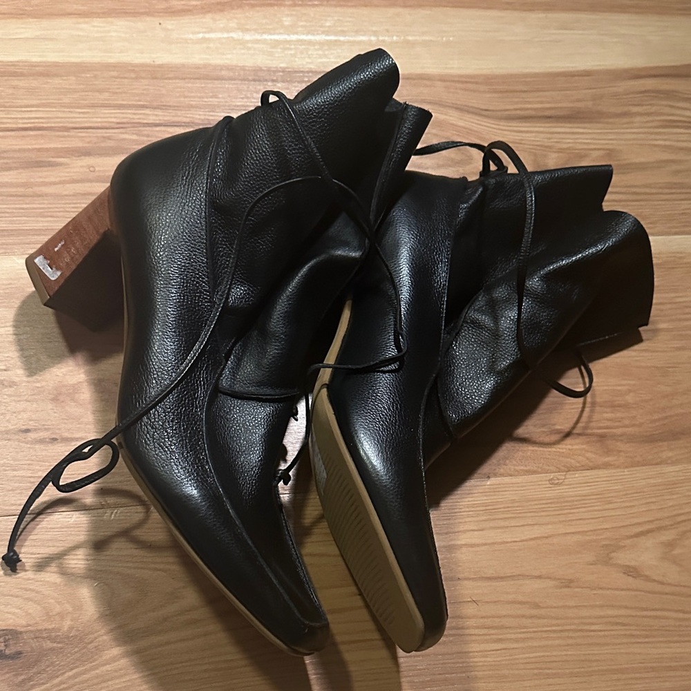 Elegant Black Heeled Boots